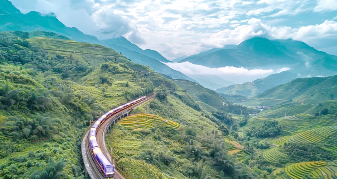 某跨境豪华旅游列车